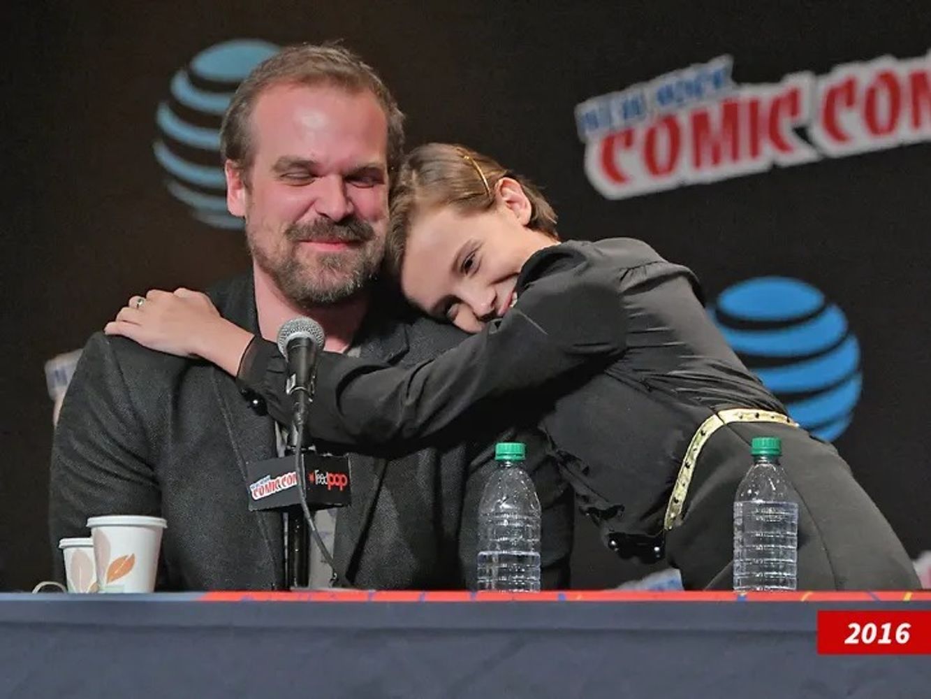 Millie Bobby Brown y David Harbour durante los inicios de Stranger Things.