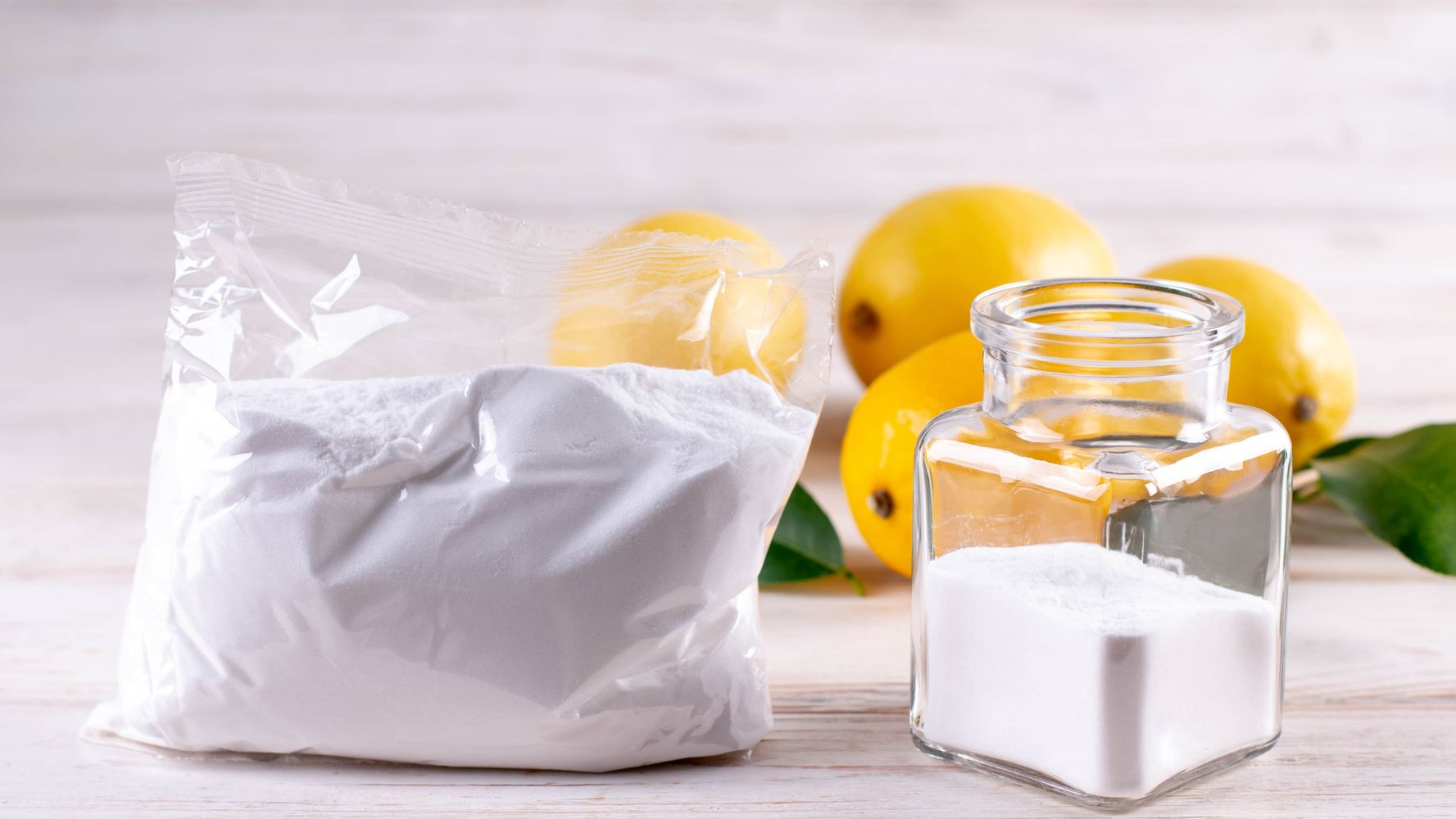 Bicarbonato o sal, le combinación perfecta para limpiar con limón.