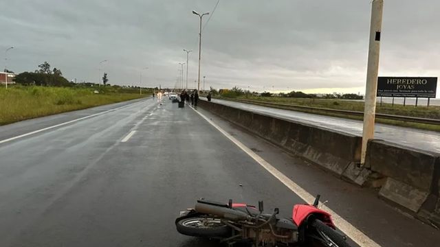 Dos jóvenes murieron tras despistar con una motocicleta sobre el Acceso Sur de Posadas.