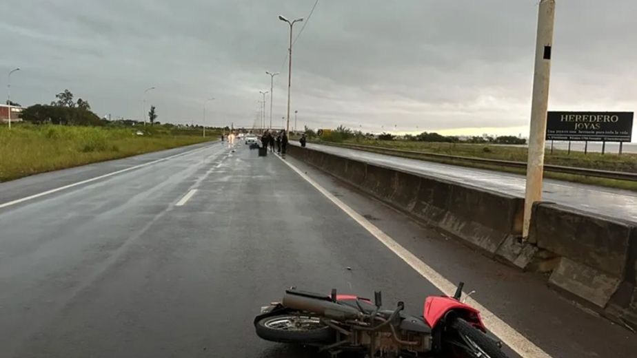 Dos jóvenes murieron tras despistar con una motocicleta sobre el Acceso Sur de Posadas