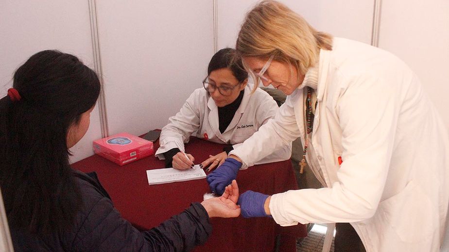 La prueba consiste en una mínima punción en el dedo e incluye consejería previa y derivación en caso de resultado reactivo.
