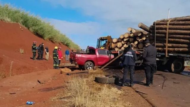 Tres muertos y un herido grave tras un violento choque en Tres Capones: investigan si el conductor huía tras un hecho de violencia de género.