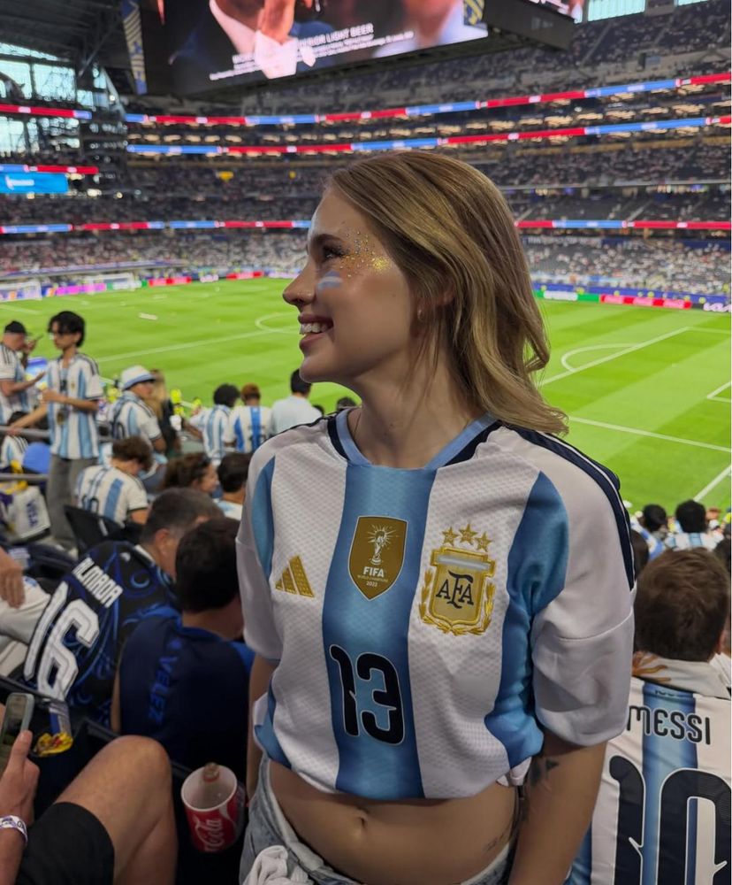 Desde Texas, Coti Romero sorprendió con un look mundialista y festejó el triunfo argentino