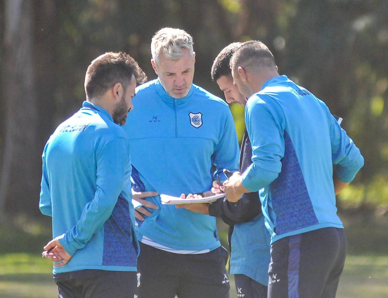 Partiendo de que "tenemos un gran plantel", Chiarini (al centro) dijo que el cuerpo técnico de Gimnasia de Jujuy prefiere priorizar el cumplimiento de las obligaciones básicas del club en lugar de asumir nuevos riesgos con contrataciones.