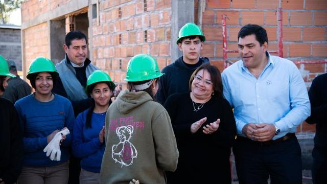 La obra se ejecuta en dos etapas e incluyó la entrega de electrodomésticos, equipamiento de cocina y mobiliario nuevo.