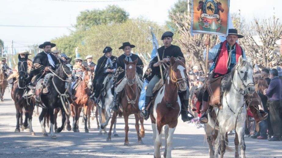 Jura de la bandera y desfile multitudinario por los 175 años de Las Cejas