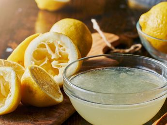 Si tenés un limón exprimido no lo tires: el truco para limpiar tablas de madera y tuppers