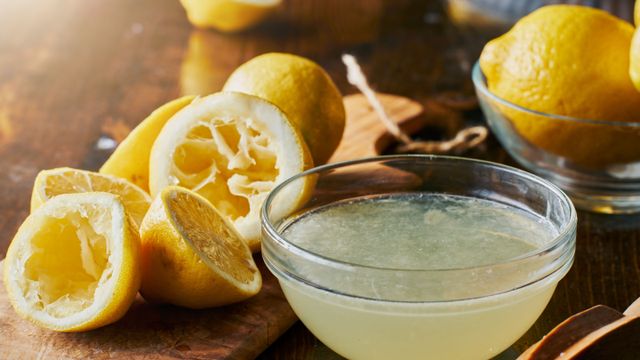 Si tenés un limón exprimido no lo tires: el truco para limpiar tablas de madera y tuppers