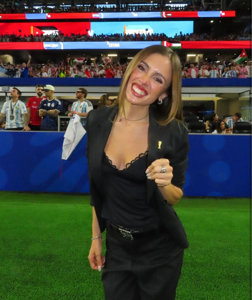 Desde Texas, More Beltrán dio cátedra de estilo con un look sastrero total black y marcó tendencia