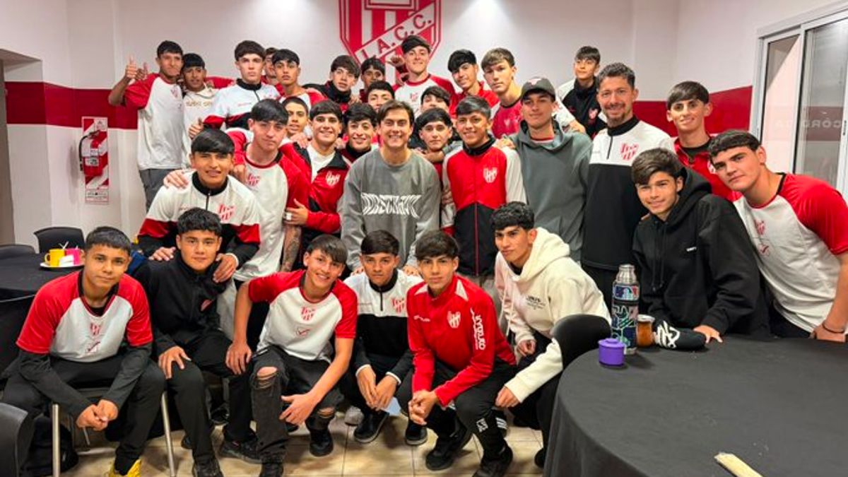 Paulo Dybala visitó el predio de Instituto, y el club lo recibió con un mensaje emotivo