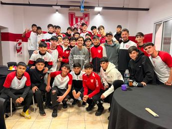 Paulo Dybala visitó el predio de Instituto, y el club lo recibió con un mensaje emotivo