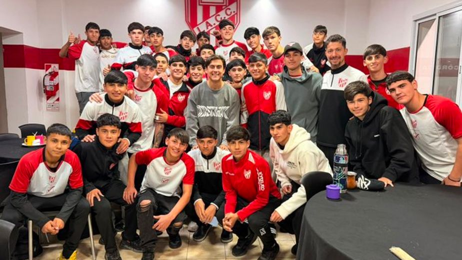 Paulo Dybala, rodeado de juveniles de Instituto en la Ciudad Deportiva en La Agustina.