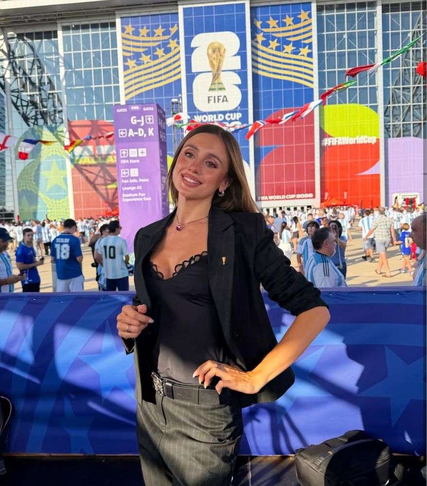 Desde Texas, More Beltrán dio cátedra de estilo con un look sastrero total black y marcó tendencia