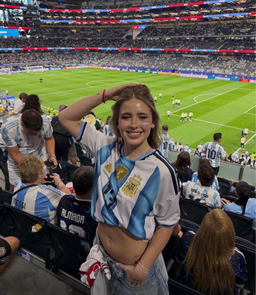Desde Texas, Coti Romero sorprendió con un look mundialista y festejó el triunfo argentino