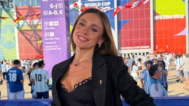 Sastrería militar y elegancia: la apuesta sofisticada con la que Morena Beltrán conquistó la transmisión del Mundial 2026