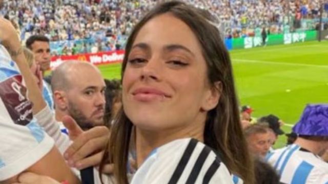 El tierno festejo de Tini Stoessel con el hijo de Rodrigo De Paul tras el triunfo agónico de la Selección Argentina ante Egipto