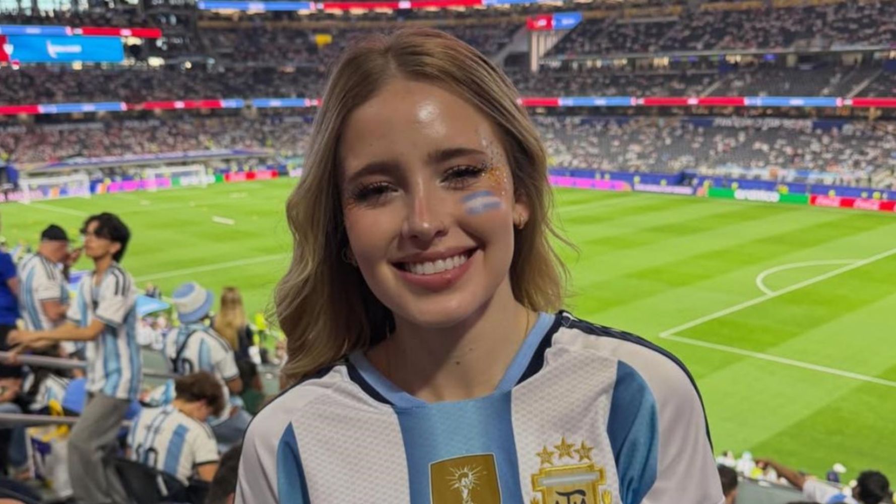 Desde Texas, Coti Romero sorprendió con un look mundialista y festejó el triunfo argentino