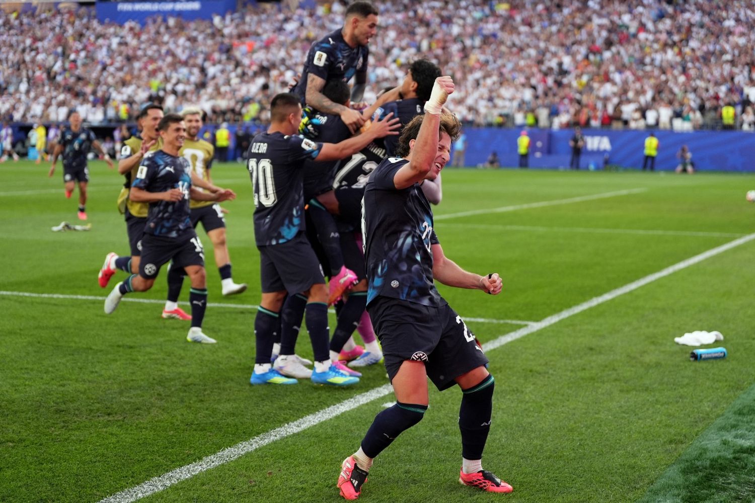 Delirio paraguayo. Avanzaron por penales a octavos de final, y mandaron a casa a Alemania.