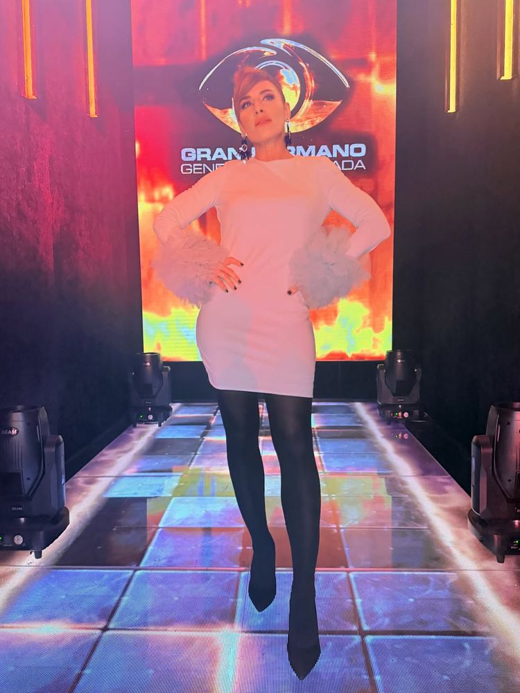 Mariana Brey apostó por un look retro y deslumbró con un vestido total white con plumas
