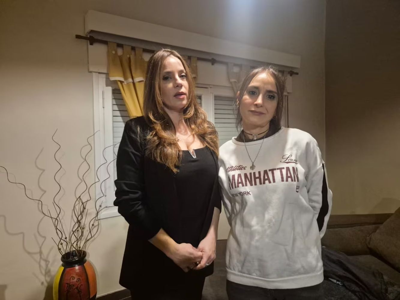 Daniela Morales Leanza y la madre que denunció el caso.