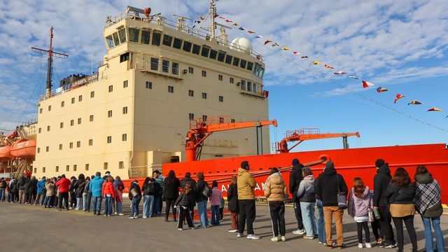 Ingeniero White: 10 mil visitantes recorrieron el rompehielos “Irízar”