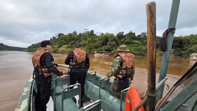 Continúa la búsqueda del turista desaparecido en Cataratas: la crecida del río dificulta el operativo.