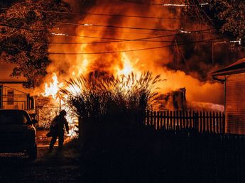 Se incendió un departamento y encontraron a un joven secuestrado en Córdoba