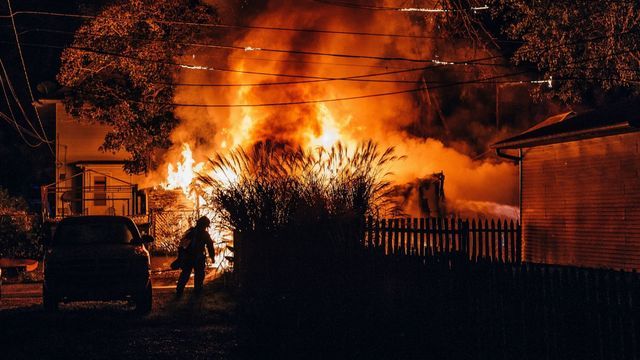 Investigan las causas y condiciones alrededor del incendio.