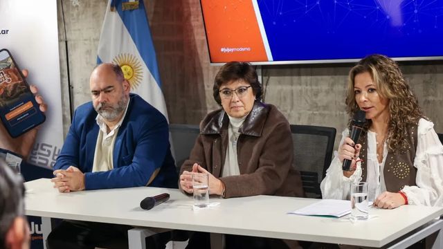 Acompañada por el secretario de Seguridad, Carlos Ariel Gil Urquiola, y la ministra de Modernización, Isolda Calsina, la rectora del Instituto Universitario Provincial de Seguridad, María Rita Salazar (der.), anunció la apertura del período de preinscripciones online para el ciclo lectivo 2027.