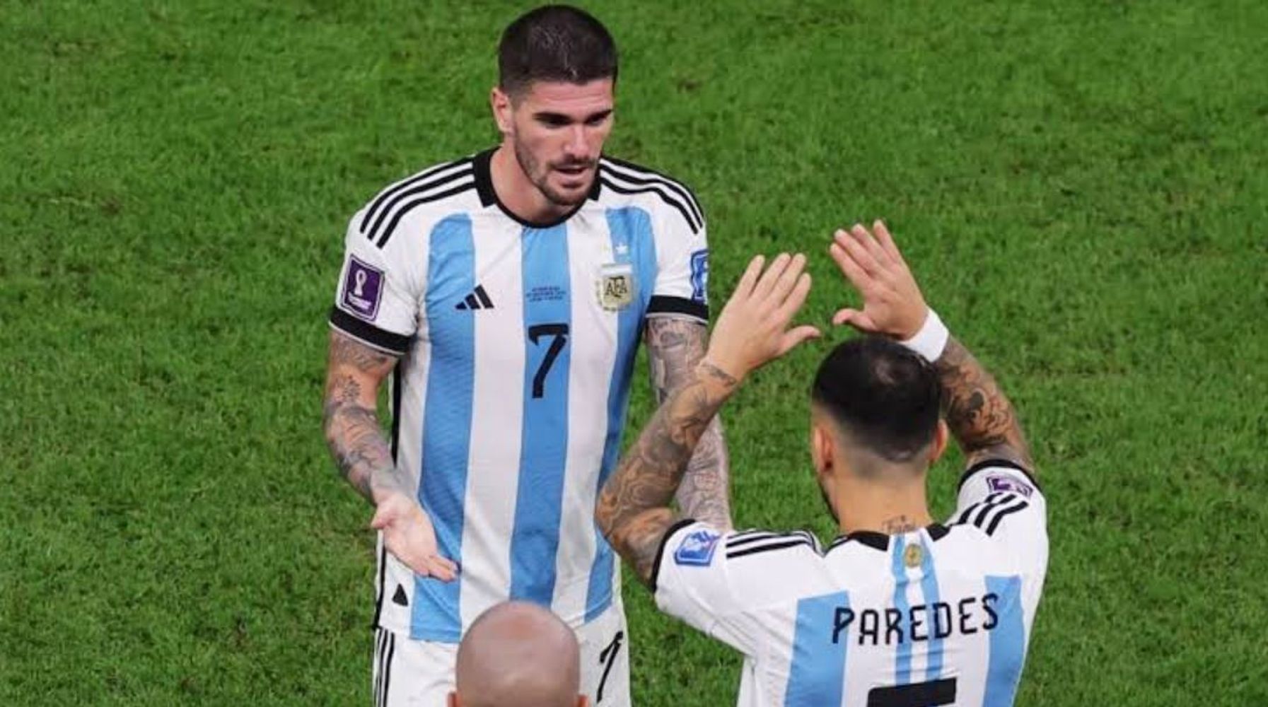 El origen de la emotiva historia detrás de la cábala de los caramelos de Rodrigo de Paul y Leandro Paredes