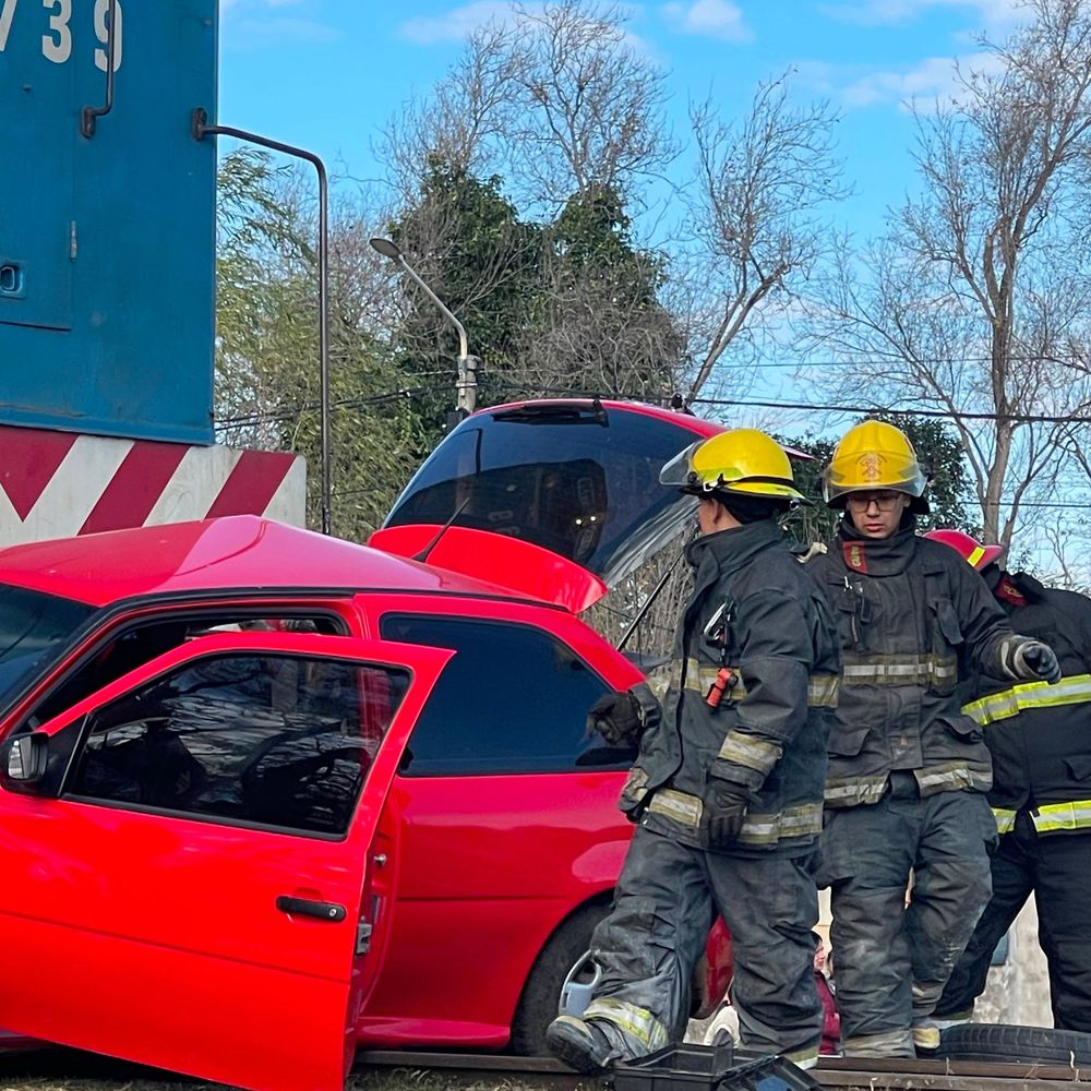 Una formación ferroviaria embistió a un automóvil en el cruce de Pacífico Giusti en Arroyito