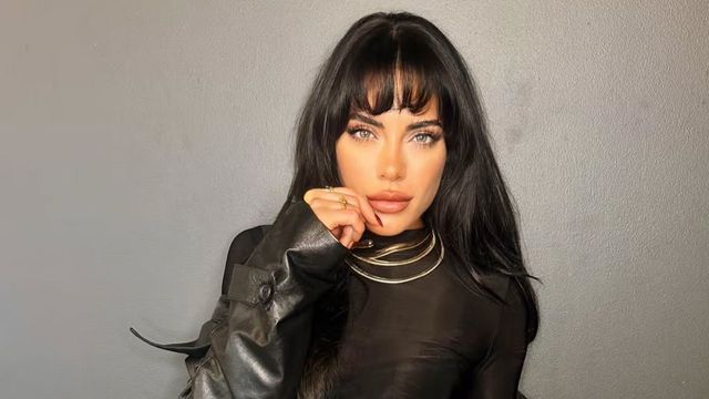 Emilia Attias apostó por un look urbano y arrasó con el jean tiro bajo tendencia del invierno