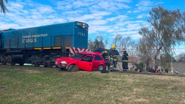 Una formación ferroviaria embistió a un automóvil en el cruce de Pacífico Giusti en Arroyito
