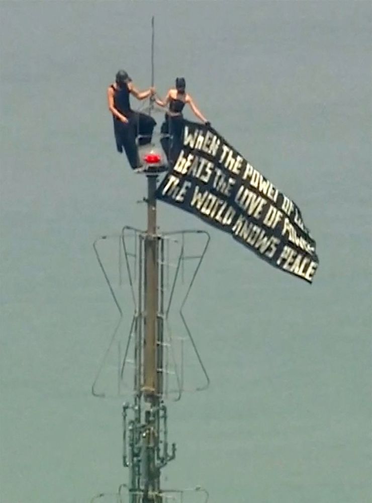 El cartel decía: "Cuando el poder del amor supere el amor por el poder, el mundo conocerá la paz".