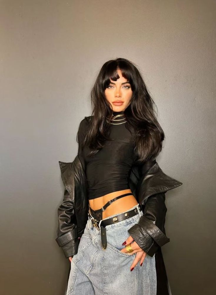 Emilia Attias apostó por un look urbano y arrasó con el jean tiro bajo tendencia del invierno
