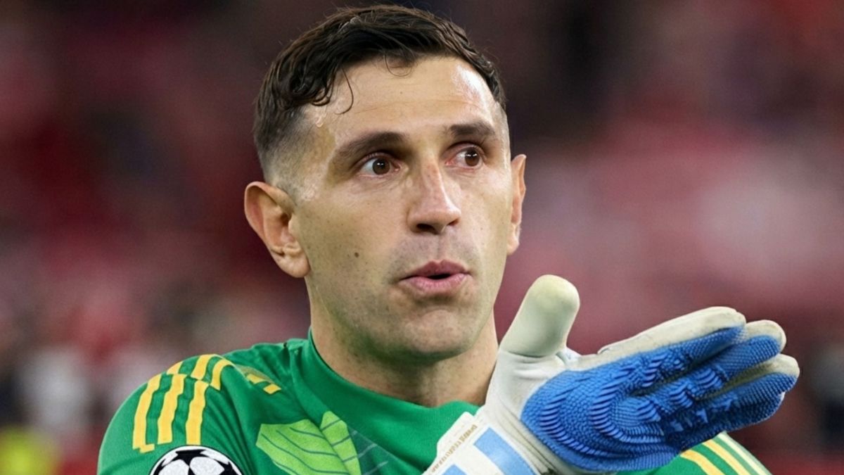 Dibu Martínez ya se iba del estadio, escuchó un grito y realizó un inesperado gesto que se hizo viral