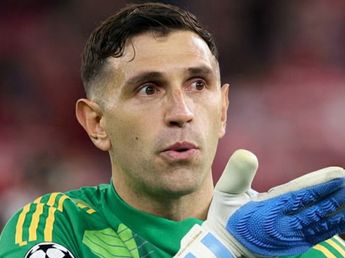 Dibu Martínez ya se iba del estadio, escuchó un grito y realizó un inesperado gesto que se hizo viral