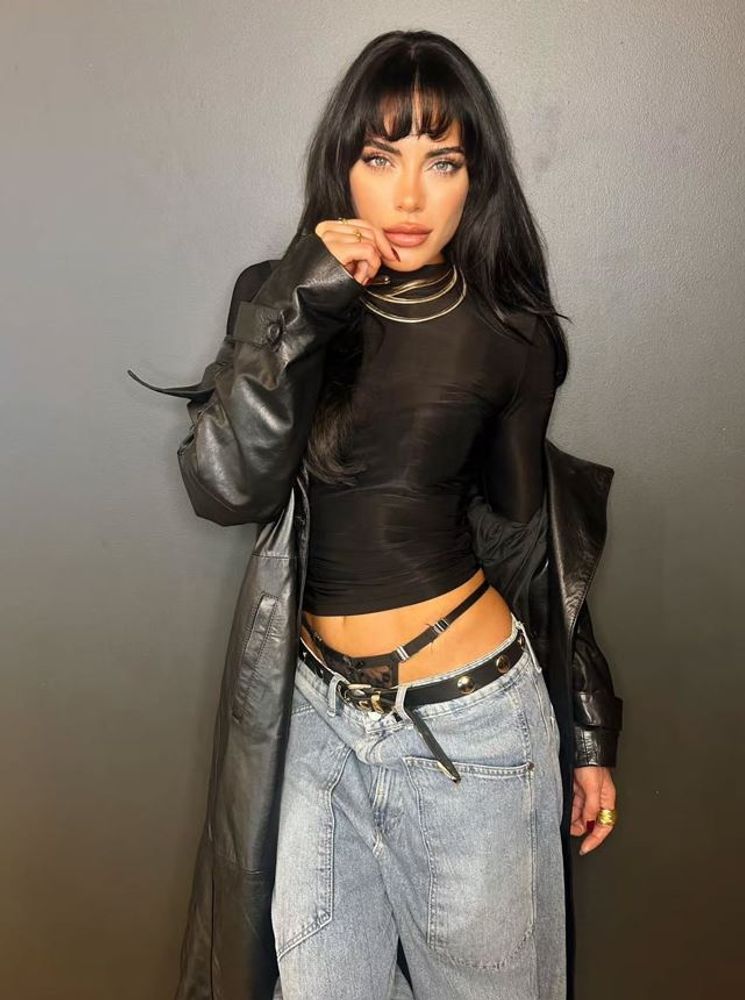 Emilia Attias apostó por un look urbano y arrasó con el jean tiro bajo tendencia del invierno