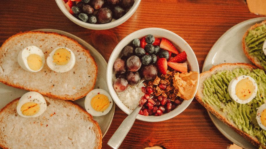 Qué comer: 3 ideas de desayunos proteicos y sin harina para los días de frío
