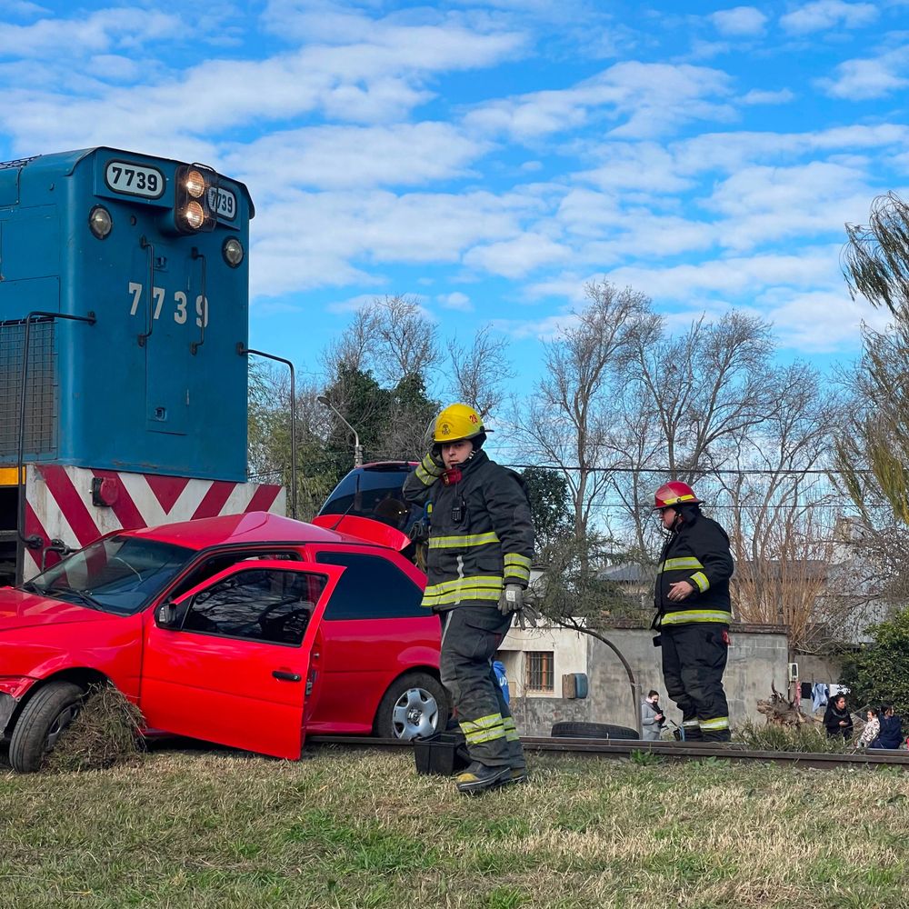 Una formación ferroviaria embistió a un automóvil en el cruce de Pacífico Giusti en Arroyito
