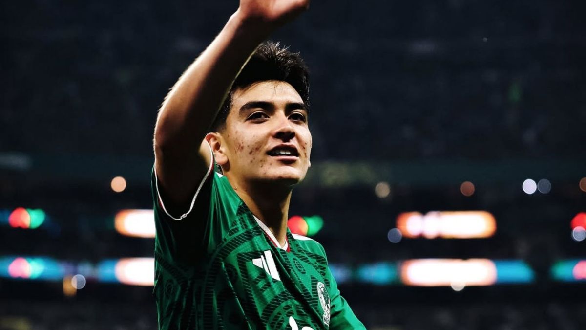 No se vio en la tele: un jugador de México cambió a su niño escolta porque era más alto que él