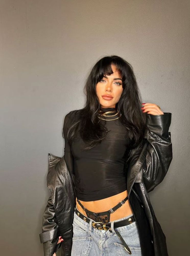 Emilia Attias apostó por un look urbano y arrasó con el jean tiro bajo tendencia del invierno