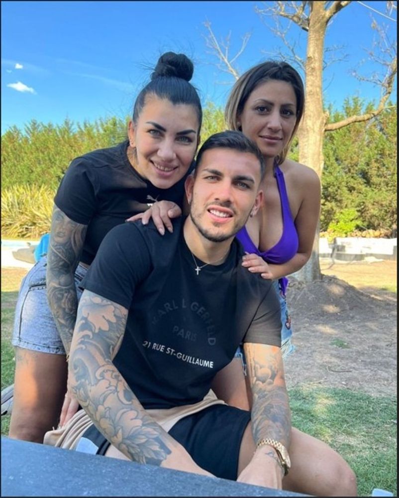 Leandro Paredes con sus hermanas