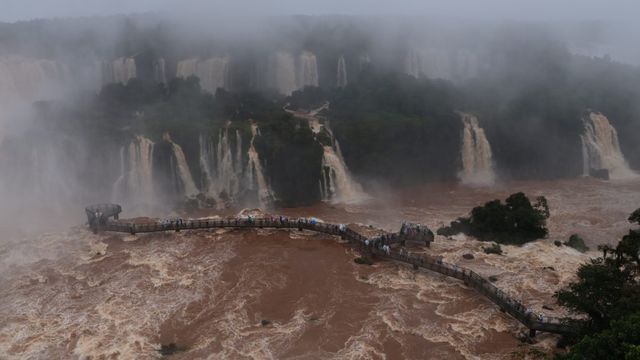 Las Cataratas del Iguazú lucen un caudal extraordinario tras las lluvias y ofrecen una de las postales más impactantes del año.
