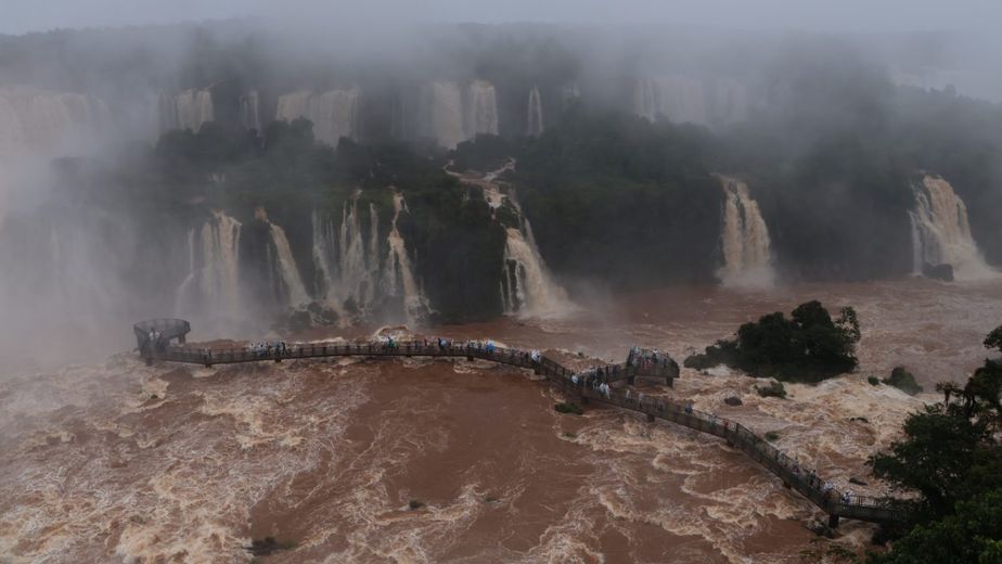 Las Cataratas del Iguazú lucen un caudal extraordinario tras las lluvias y ofrecen una de las postales más impactantes del año