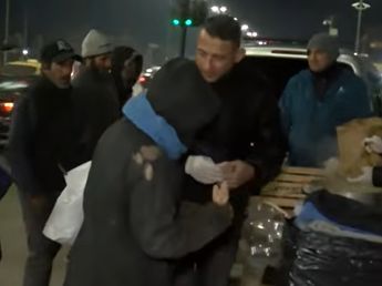 En plena ola de frío, un grupo de amigos cocina y reparte viandas para personas en situación de calle en Rosario