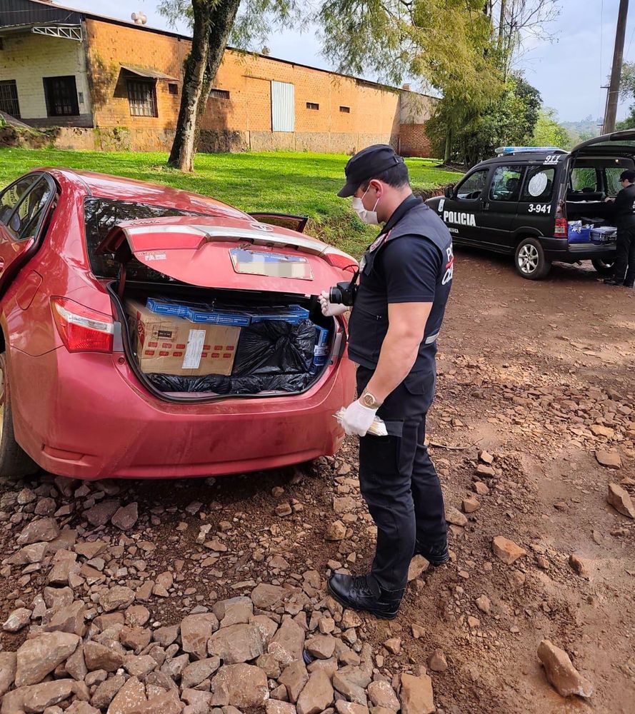 Eldorado: un conductor escapó de un control policial y abandonó un auto con cigarrillos de contrabando valuados en $34 millones.