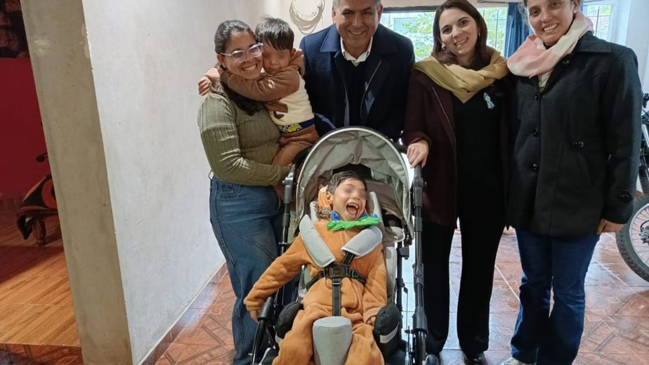 Concepción: el Ministerio de Salud entregó una silla postural a un niño con parálisis cerebral