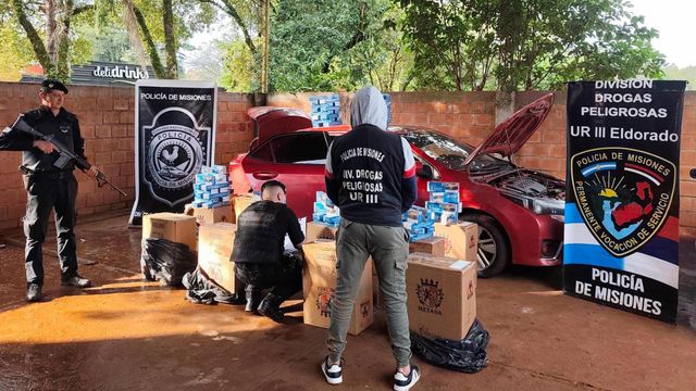 Eldorado: un conductor escapó de un control policial y abandonó un auto con cigarrillos de contrabando valuados en $34 millones.