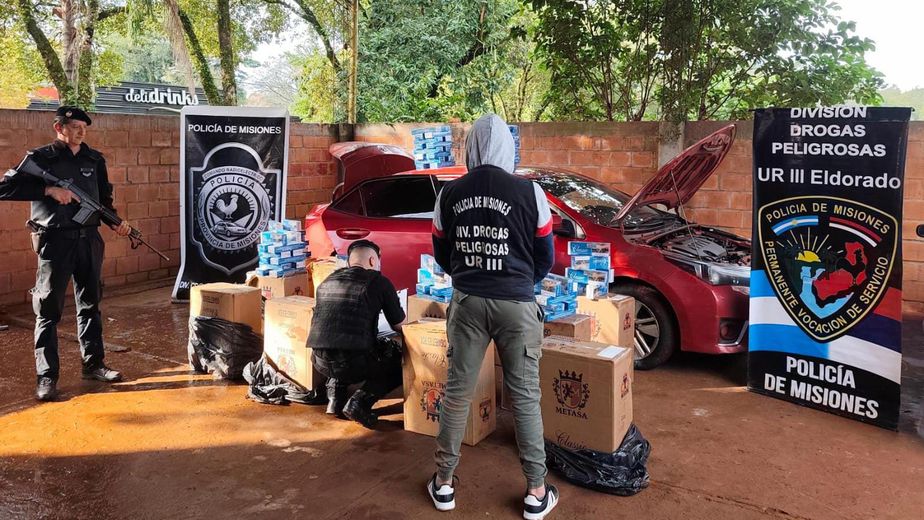 Eldorado: un conductor escapó de un control policial y abandonó un auto con cigarrillos de contrabando valuados en $34 millones.